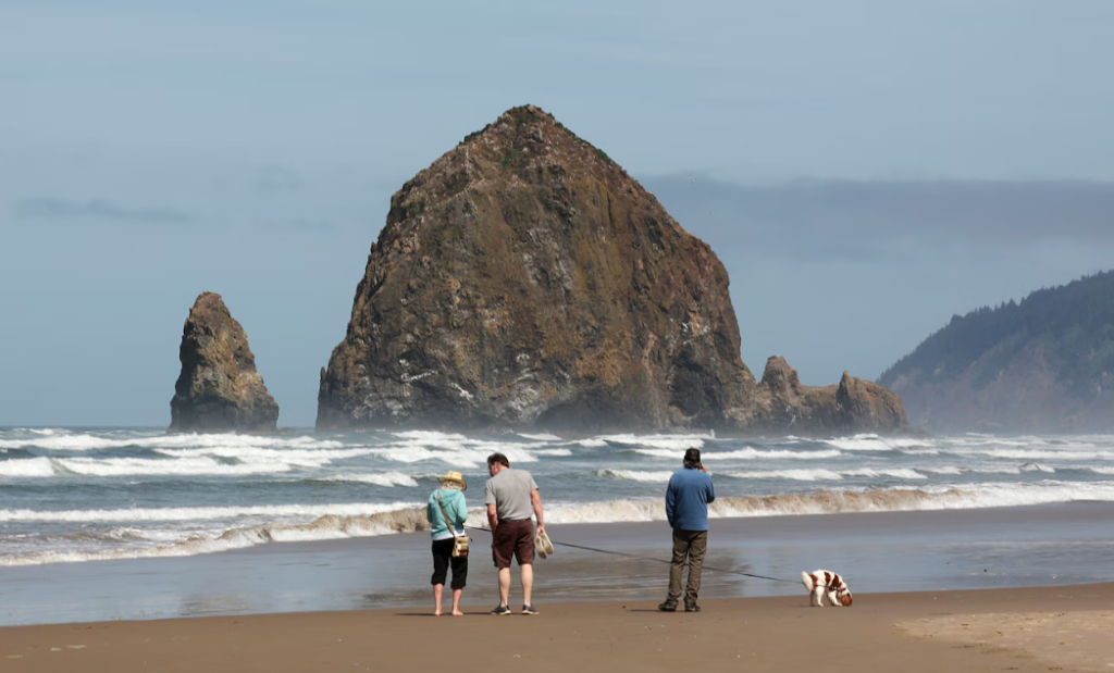 Oregon coast rescue vehicle pulled from rising tides by volunteers